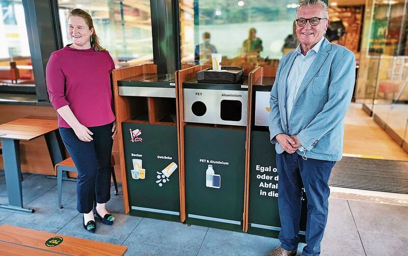 Separate Entsorgungsfächer: Schweiz-Chefin Aglaë Strachwitz und Lizenznehmer Walter Schaub im neuen McDonald’s. Foto: Fritz Thut
