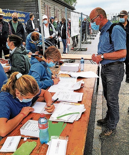 Geimpft oder getestet? Da mussten alle durch: Der Lenzburger Stadtrat Martin Stücheli bei der Eingangskontrolle. Foto: Fritz Thut