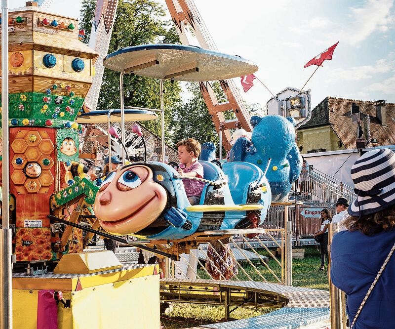 Für jeden Geschmack etwas dabei: Ob Karussell, Autoscooter oder Riesenrad – für vergnüglicheMomente ist gesorgt. Foto: Archiv/Peter Siegrist
