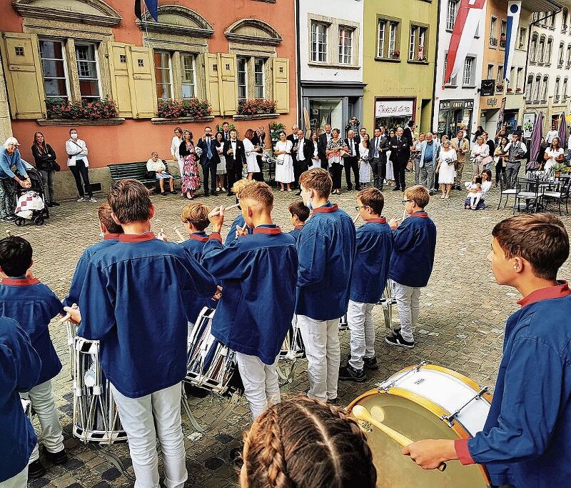 Trommeln für die Ehrengäste: Empfang in der Rathausgasse. Foto: Fritz Thut