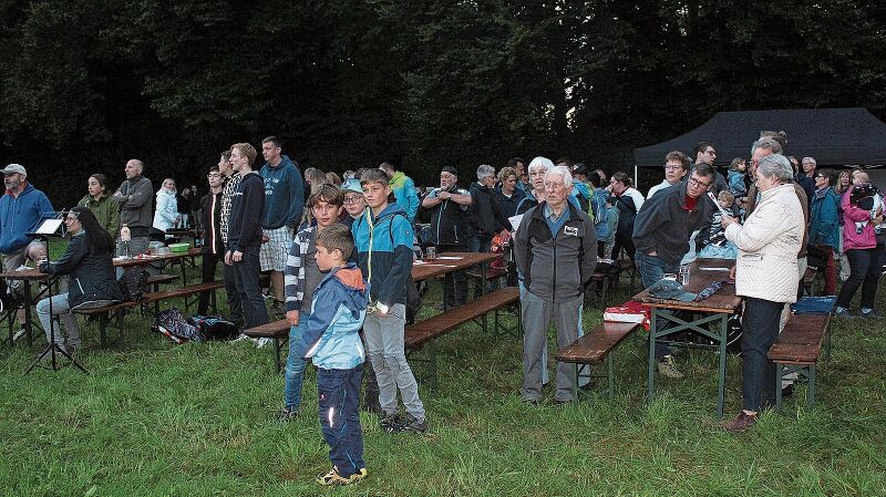 Gemeinsames Singen der Nationalhymne: Begleitet von einer Bläsergruppe wurde im Fornholz gesungen. Fotos: Alexander Studer