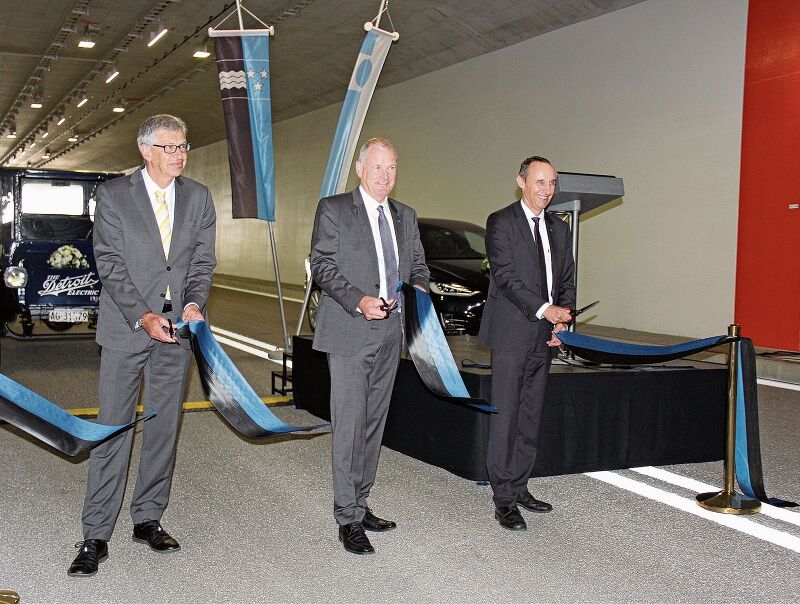 Ein grosser Moment: Stadtammann Daniel Mosimann, Landammann Stephan Attiger und Grossratspräsident Pascal Furer zerschneiden im Neuhof-Tunnel das Band. Foto: Alfred Gassmann
