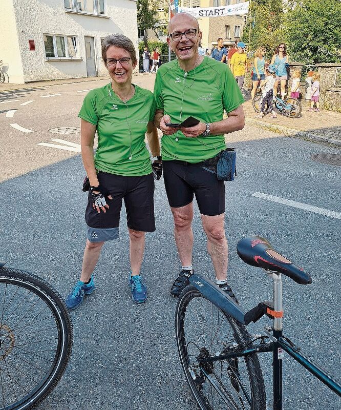 Sind als Vorhut der Läufer unterwegs: Monika Eichenberger und Stefan Jetzer. Foto: Carolin Frei
