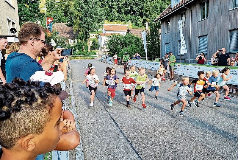 Geben schon beim Start alles: Die Kleinsten, die in der Kategorie Piccolo-Buebe ond -Meitli (Jahrgänge 2014 und jünger) Punkt 9 Uhr auf die 700-Meter-Strecke losgespurtet sind. Foto: Carolin Frei
