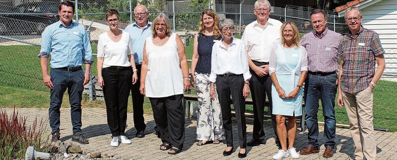 Zufrieden mit dem Werk: Stiftungsrat, Baukommission und Leitung der Stiftung Dankensberg bei der Einweihung. Foto: Alexander Studer
