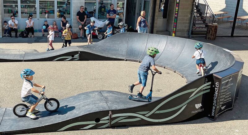 Mit Steilwandkurven: Kinder auf dem geschlossenen Pumptrack-Rundkurs. Foto: Andreas Walker
