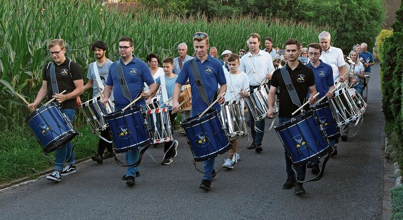 Offizielle Eröffnung: Zapfenstreich mit Tambouren und Musikanten am Freitag. Foto: Andreas Walker
