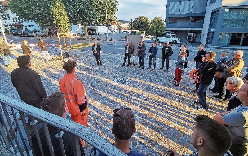 Gelungenes Werk: Einweihungsfeier für die sanierte Schulstrasse auf dem neu gestalteten Platz vor dem Schulhaus 1 in Seengen. Foto: Fritz Thut
