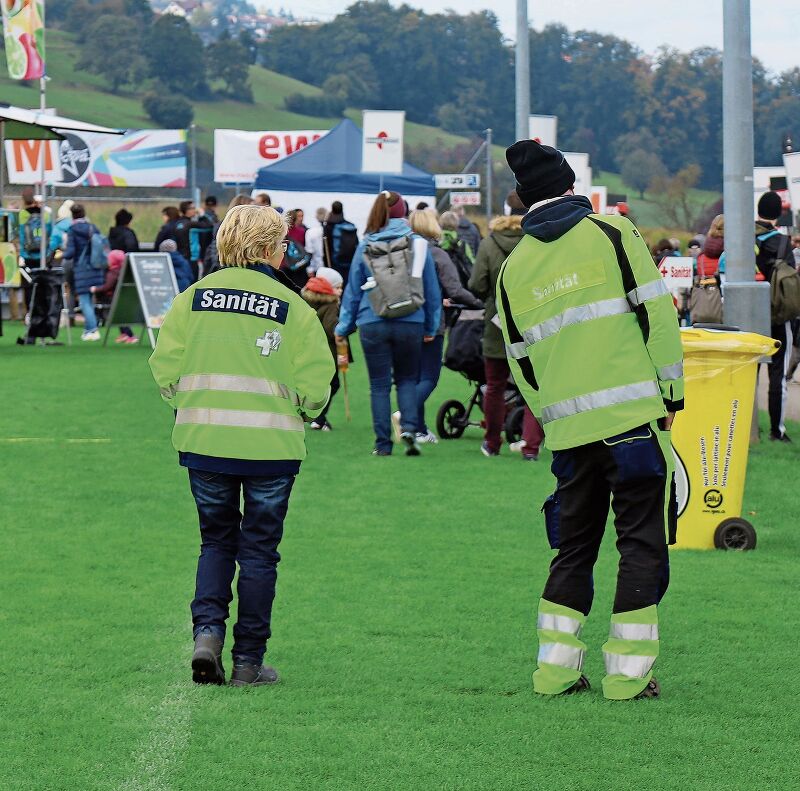 Glücklicherweise nichts Schlimmes: Sanitäter betreuen rund 100 Fälle pro Lauftag. Foto: Tanja Isler