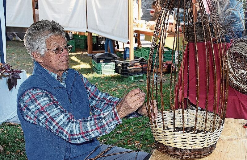 Seltenes Handwerk: Ueli Sidler demonstrierte das Flechten von Körben. Foto: Andreas Walker
