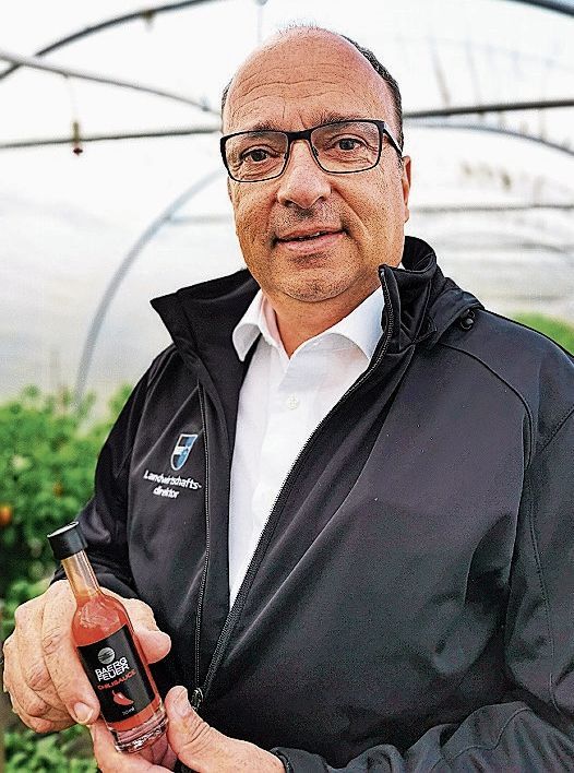 «Eine angenehme fruchtige Schärfe»: Landwirtschaftsdirektor Markus Dieth mit einem Fläschchen «Bärgfeuer-Chilisauce». Foto: Fritz Thut