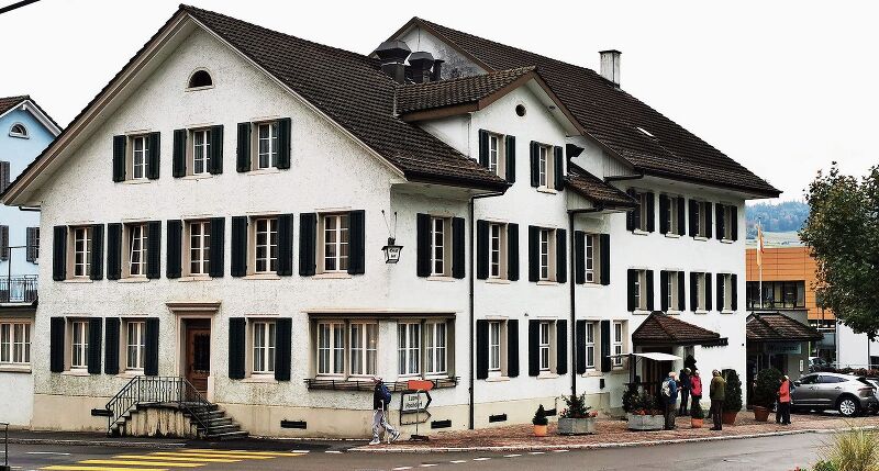 Eine Institution im Seenger Dorfzentrum: Restaurant und Metzgerei Rebstock gehen Mitte nächstes Jahr in neue Hände über. Foto: Fritz Thut
