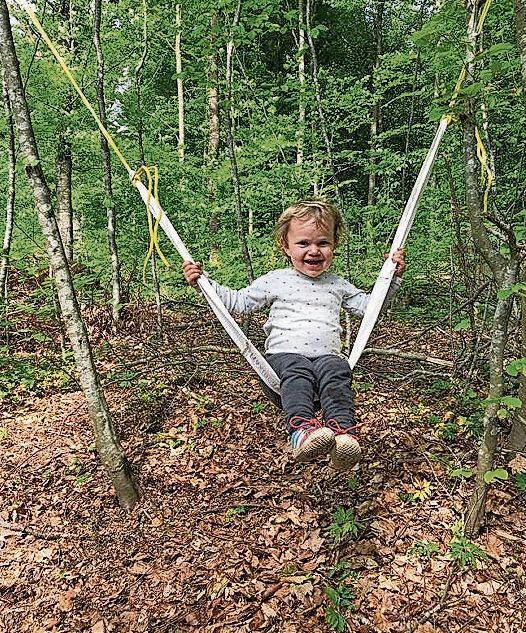 Kinder in Bewegung: Mit einfachen Mitteln können kleine Kinder wie Baumanns dreijährige Enkelin Nea animiert werden. Foto: zvg