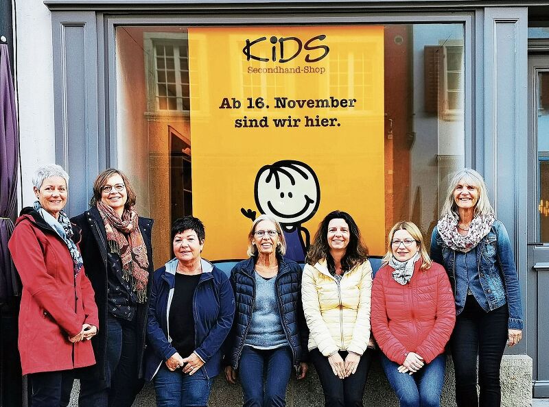 Vor dem neuen Standort: Ladenteam und Vorstandsmitglieder des Gemeinnützigen Frauenvereins in der Rathausgasse: Doris Zinniker, Barbara Brücker, Eva Fehlmann, Katrin Messerli, Silvia Weber, Magdalena Brinlinger und Brigitte Stoffel. Foto: Fritz Thut
