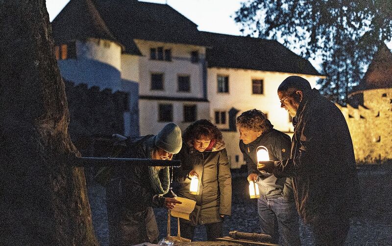 Diskutieren über das weitere Vorgehen: Eine Rätselgruppe bespricht im Hof von Schloss Hallwyl das weitere Vorgehen. Fotos: Sandra Ardizzone
