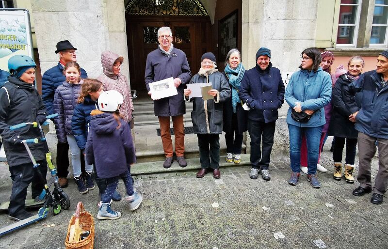 65 Unterschriften: Vor dem Rathaus wurde die Friedhoftor-Petition an Stadtammann Daniel Mosimann übergeben. Foto: Fritz Thut
