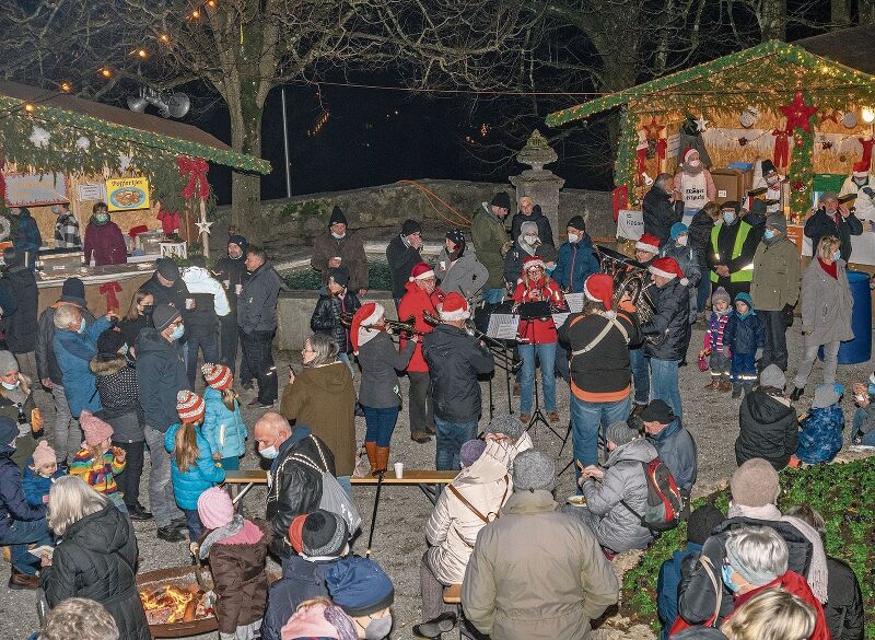 3000 Besucher schon am Freitagabend: Im Schlosshof herrschte dank den weihnachtlichen Klängen der Turmbläser eine tolle Atmosphäre. Foto: Peter Winkelmann
