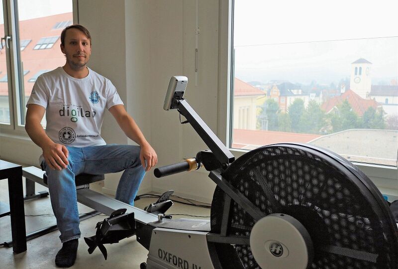 Bereit für die grosse Überfahrt: Für die Fitness trainierte Sandro Detig zu Hause in seinem WG-Zimmer. Foto: Tanja Isler
