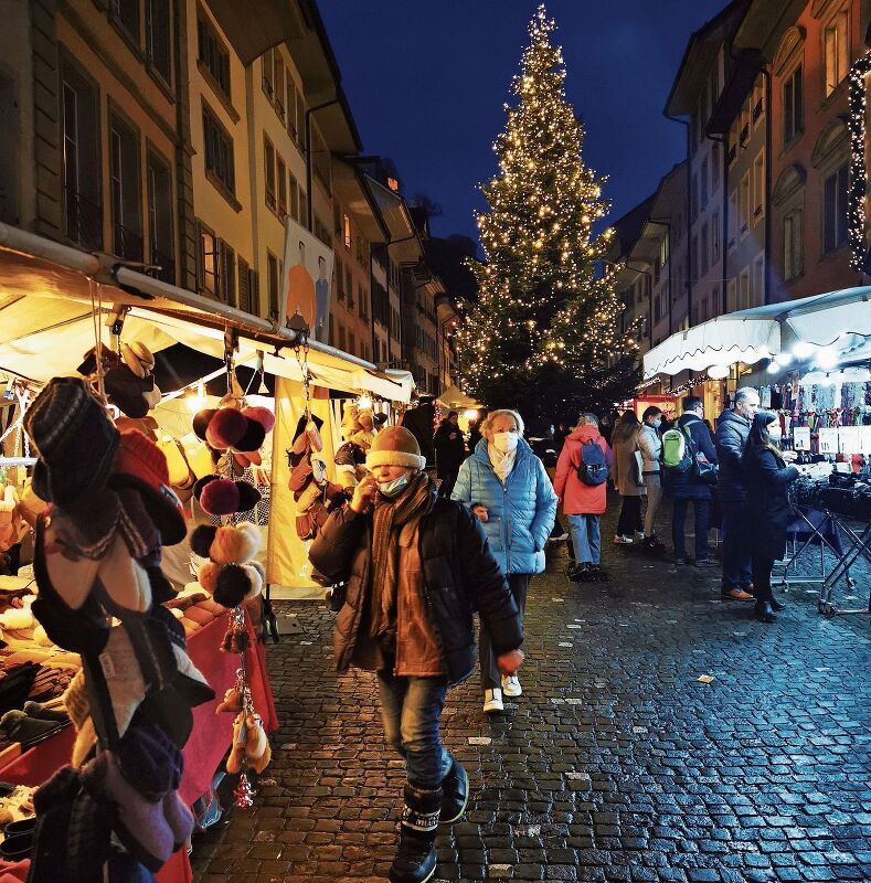 Stimmungsvoll im Schein der Lichter: Chlausmärt am Abend auf der Rathausgasse. Foto: Fritz Thut
