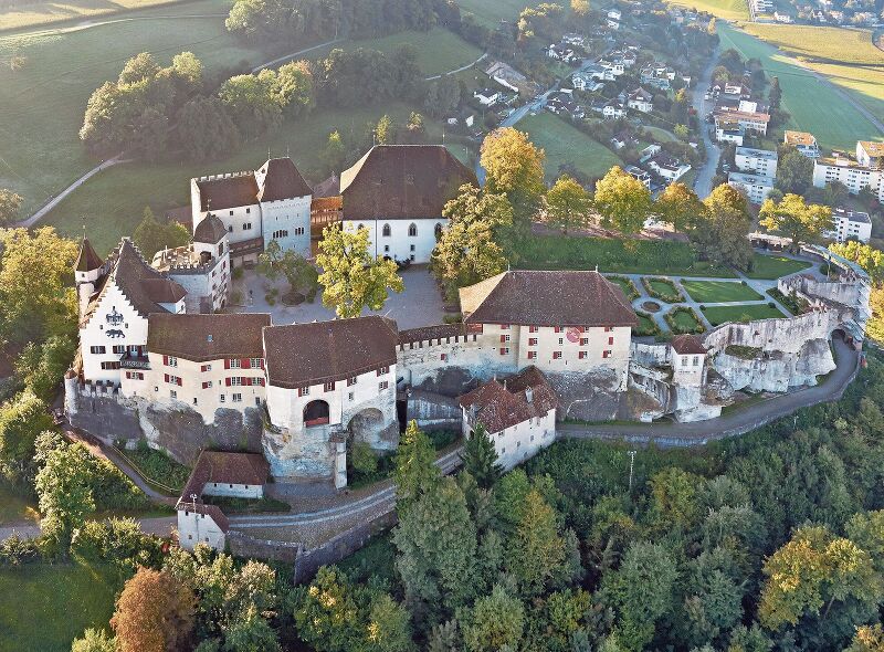 Schloss Lenzburg: Ein Rundgang durch die  Schlossanlage lässt die Besucher Geschichte hautnah erleben.  Foto: Jürg Zimmermann/Museum Aargau
