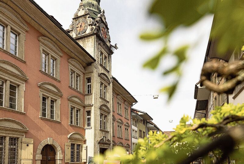 Sanierung wird von der Stiftung Dr. Hans Dietschi unterstützt: Die Fassade des Lenzburger Rathauses. Foto: Chris Iseli