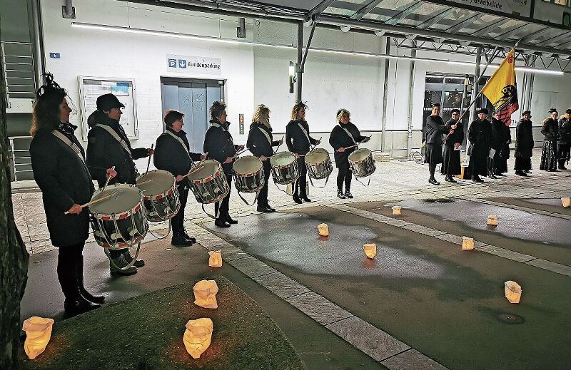 Stimmungsvoll: Donnerstägliches Eintrommeln auf dem Fahrwanger Bärenplatz. Foto: Fritz Thut
