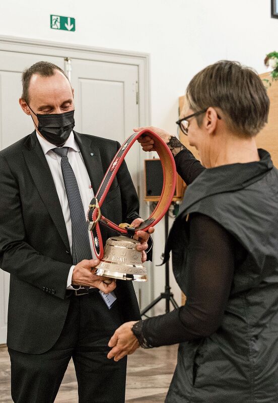 Geschenk zum Ende der Amtszeit: Alt Grossratspräsident Pascal Furer erhält von Nachfolgerin Elisabeth Burgener-Brogli eine Glocke überreicht. Foto: Sandra Ardizzone
