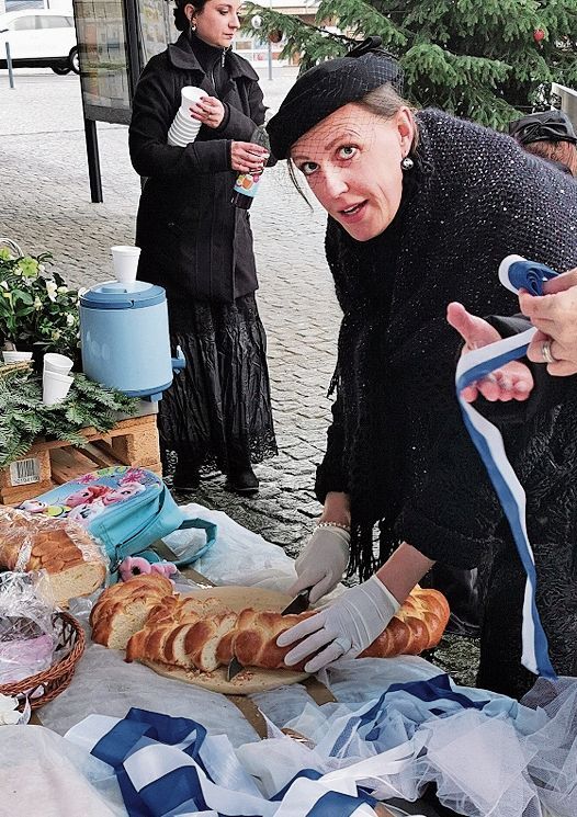 Symbolische Rückgabe der Macht: Die Meisterschwander Präsidentin Delphine Schmitt zerschneidet den Eierzopf. Foto: Fritz Thut