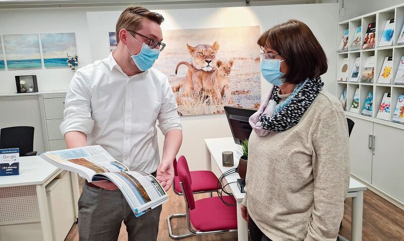 Beratung wird im Reisebüro grossgeschrieben, auch bei Knecht Reisen: Filialleiter Dominik Meyer im Gespräch mit Ulrike Wacker. Foto: Carolin Frei
