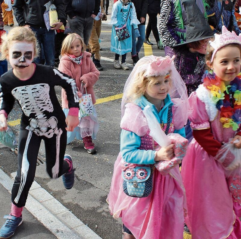 Nicht nur Dschungel: Skelett und Royals an der Kinderfasnacht. Foto: Alexander Studer