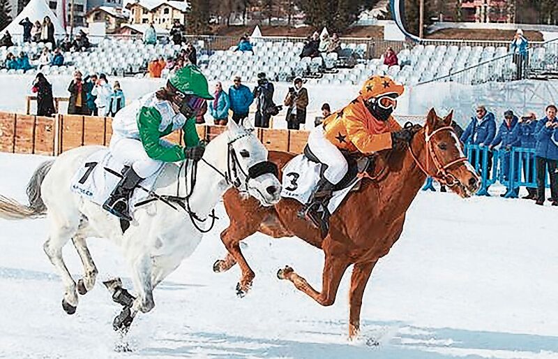 Dreimal siegreich: Jessica Münzing, hier mit Startnummer 3 auf dem Pony Maharatja, im Zieleinlauf beim White Turf in St. Moritz. Foto: Turffotos.ch
