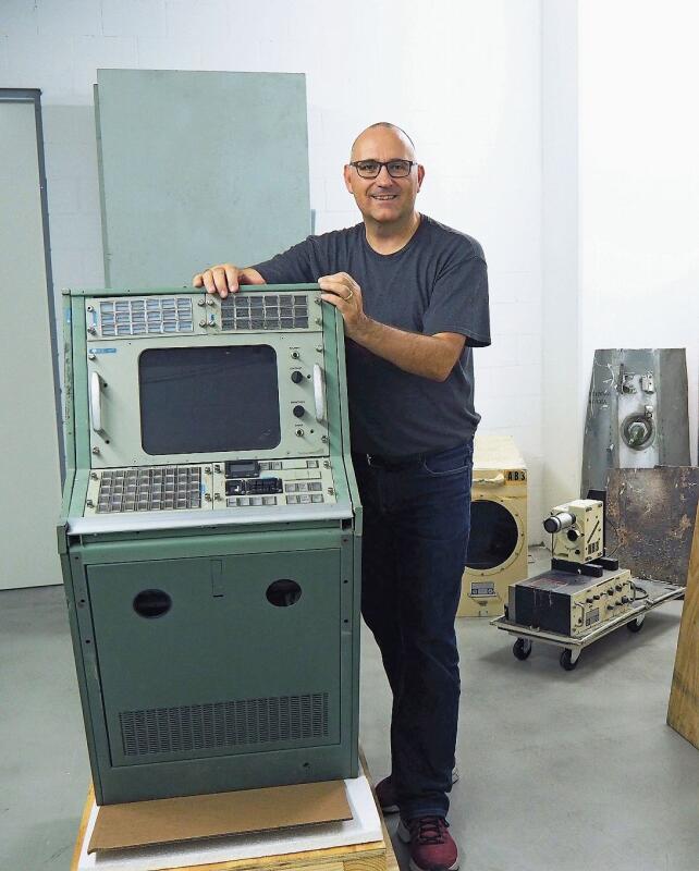 Guido Schwarz präsentiert ein Objekt seiner Sammlung: Die Flight-Engineer-Konsole, welche zur Zeit der Apollo-Mondlandungen in Betrieb war. Foto: Swiss Space Museum
