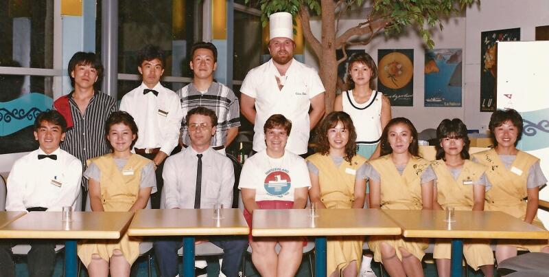 Einsatz im Schweizer Restaurant der Weltausstellung 1985 in Japan: Edwin Felder (oben Mitte) mit seiner Servicebrigade. Foto: zvg
