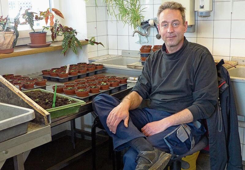 Markus Irion: Ist einer von fünf Bewohnern, die in der Gärtnerei arbeiten. Foto: Deborah Bläuer