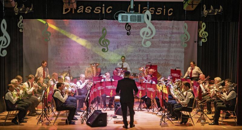 Eine tolle Atmosphäre: Ob rockig, sinnlich oder im Big-Band-Sound, die MG-Boniswil begeisterte das Publikum. Foto: Peter Winkelmann