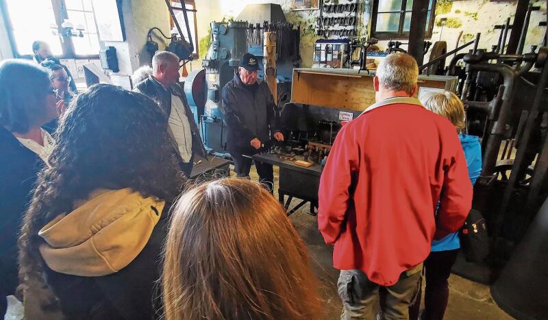 Interesse an altem Handwerk: Besuchergruppe in der alten Hammerschmiede in Seengen. Foto: Fritz Thut
