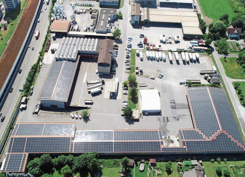 Imposante Dimensionen: Die 2391 Solarpanels auf den Dächern der Transportfirma Häfeli AG. Foto: zvg
