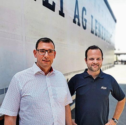 Die Verantwortlichen der Solaranlage: Marcel Amsler von der Häfeli AG und Matthias Brönnimann von der AEW Energie AG. Foto: Fritz Thut