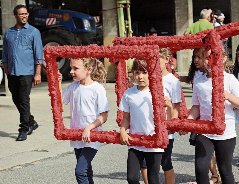 Wandelnde Kunstwerke: Einige Kinder trugen Bilderrahmen am Umzug mit. Foto: Deborah Bläuer
