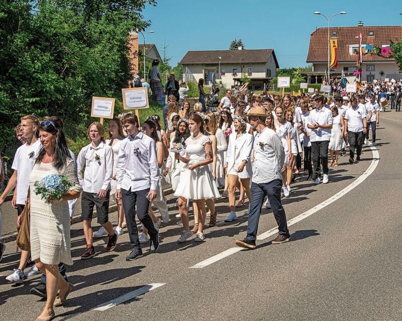 Ganz in Weiss mit einem Blumenstrauss: Der Tatzelwurm lockte Hunderte von Zuschauern an die blumengeschmückte Umzugsroute. Foto: Peter Winkelmann