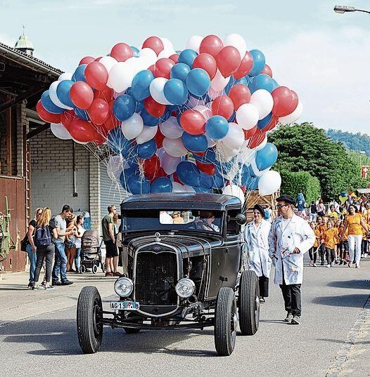 Geschmückt: Der Oldtimer. Foto: Deborah Bläuer