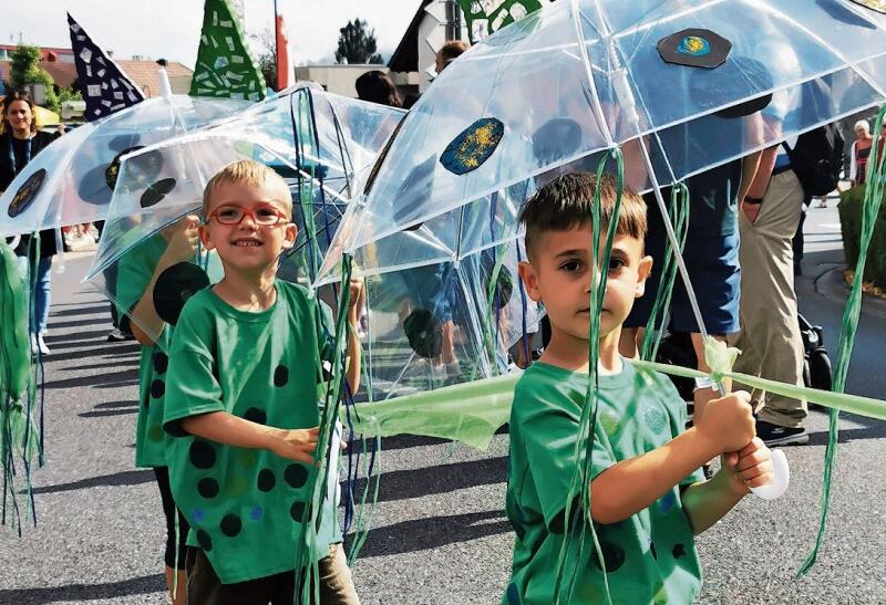 Gut beschirmt: Schüler während dem Jugendfestumzug. Foto: Fritz Thut
