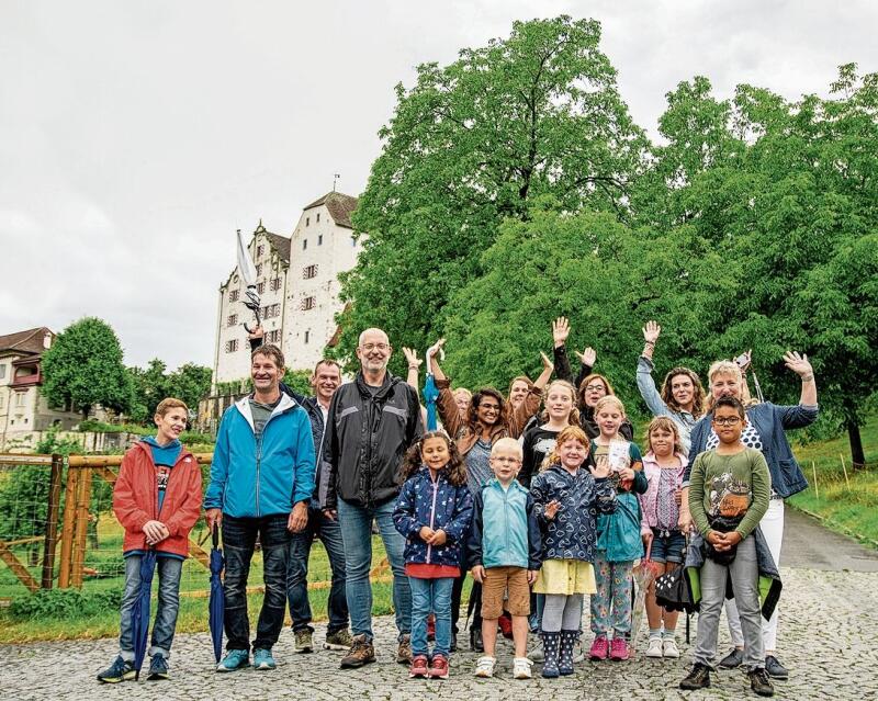 Grussbotschaft aus Holderbank: Ein paar Kinder und Erwachsene machten einen Fussmarsch über das Schloss Wildegg zum Festplatz in Möriken. Foto: Peter Winkelmann
