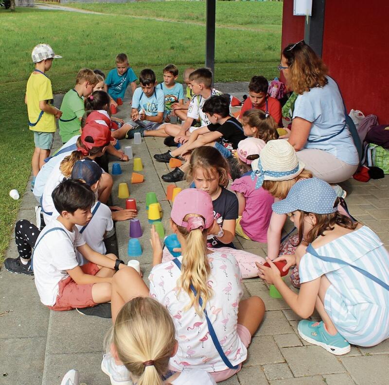 Kommunikativ: Kinder beim Becherspiel. Foto: Alexander Studer
