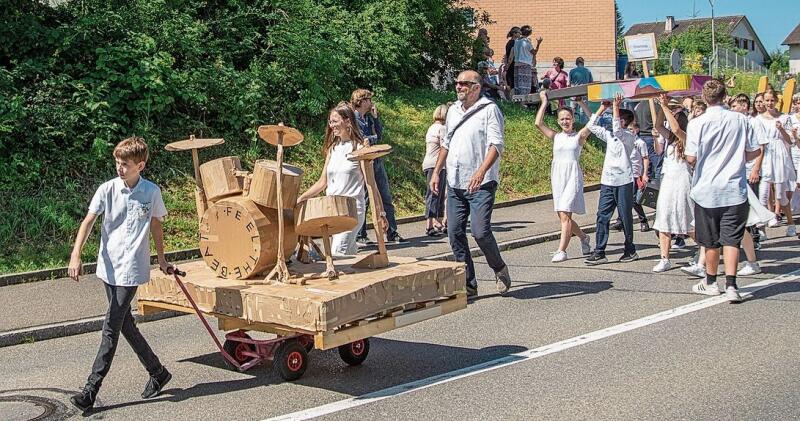 Feel the beat: Eine Bezirksschulklasse nahm das Jugendfestmotto wörtlich und führte zwei Musikinstrumente im Umzug mit. Foto: Peter Winkelmann
