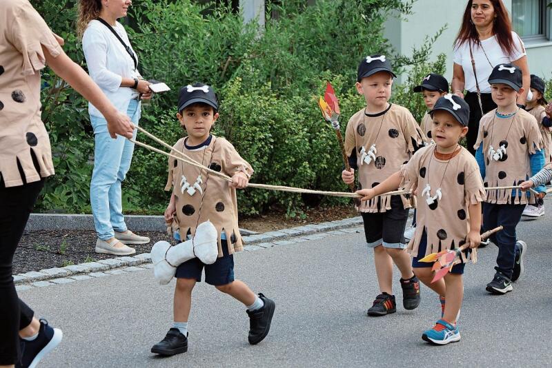 Zurück in die Steinzeit: Die Kinder der Spielgruppe. Foto: Deborah Bläuer
