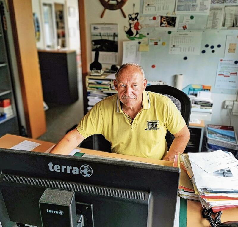 «Bürokratie hat zugenommen»: Manfred Siegrist an seinem Arbeitsplatz im Werftgebäude der Schifffahrtsgesellschaft Hallwilersee in Meisterschwanden. Foto: Fritz Thut