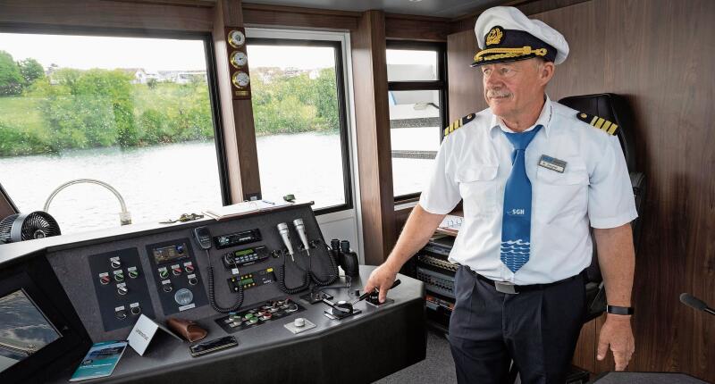 Gewissenhaft und konzentriert: Der heute in Pension gehende Manfred Siegrist als Kapitän auf dem neuesten Hallwilersee-Schiff, der MS Delphin. Foto: Alex Spichale
