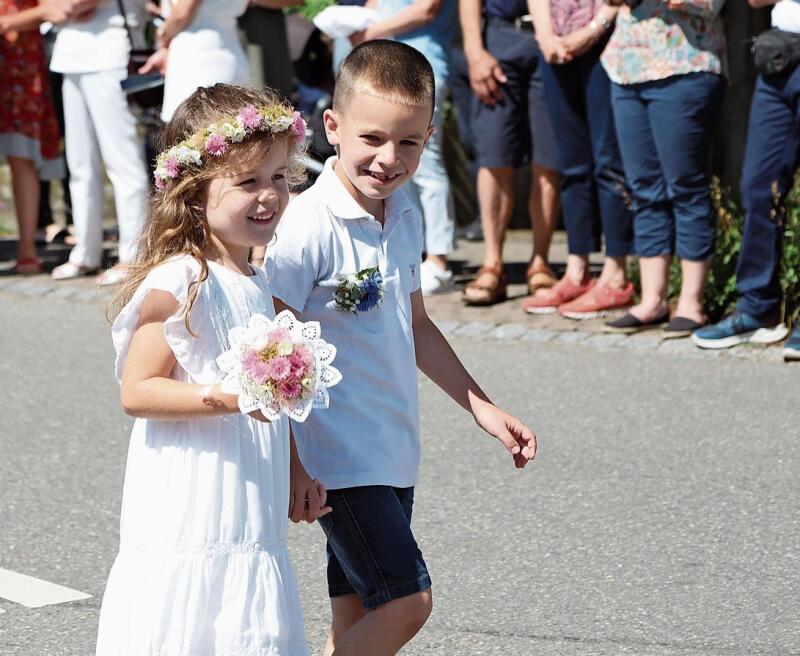 Glückliche Gesichter: Die Mädchen und Jungs waren in Weiss gekleidet. Foto: Deborah Bläuer
