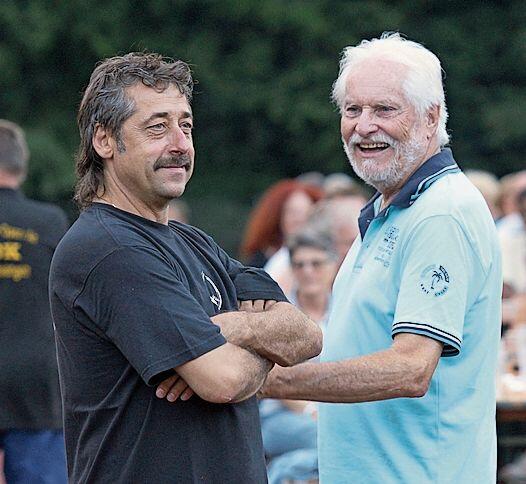 Fussball trifft Unterhaltung: René Saxer, Sportchef des FC Sarmenstorf und seit Jahren freiwilliger Helfer, zusammen mit Künstlerbetreuer Fritz Portner. Foto: Ruedi Burkart